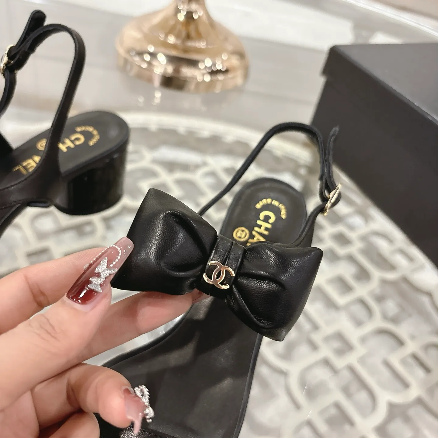 👟👟Ex-factory price 560👟👟 CHANEL 25ss spring and summer new counter top double C bow sandals. This classic design; bow with double C embellishment, playful and elegant, multiple color matching elements... Diversified mix and match is very beautiful and versatile, very light and comfortable on the feet, super delicate and elegant... ꫛꫀꪝ Go➫ Material: Upper: Original customized imported sheepskin Inner: Original custom-made sheepskin lining Outsole: Original custom-made Italian through-dyed genuine leather outsole Size: 35–40 (40 and 41 are custom-made and cannot be returned or exchanged)